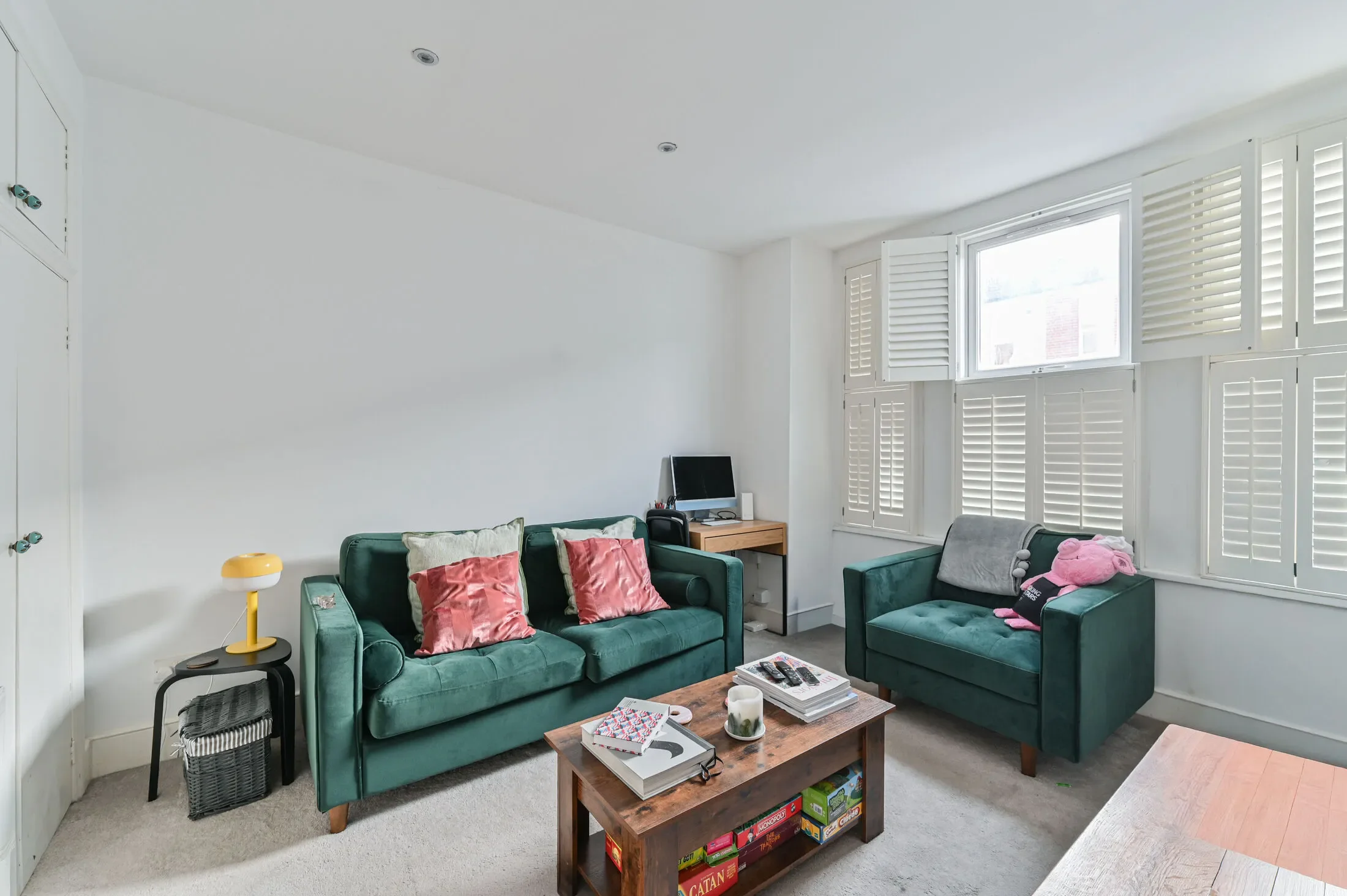 Flat Heaton Road in Greater London