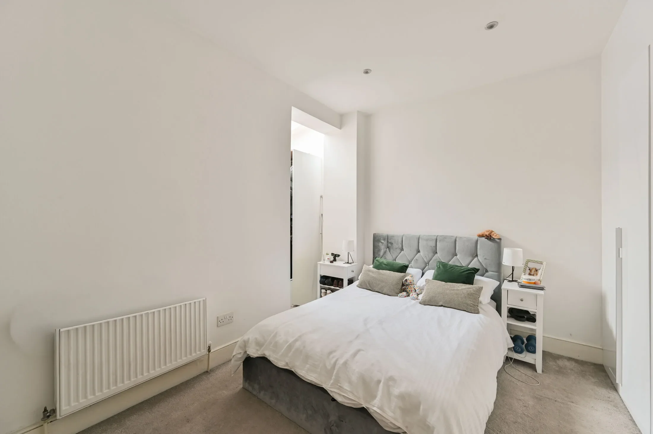 Flat Heaton Road in Greater London