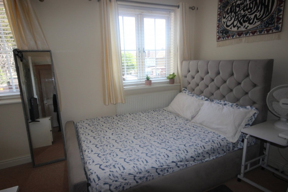 Flat Hayling Close in Slough