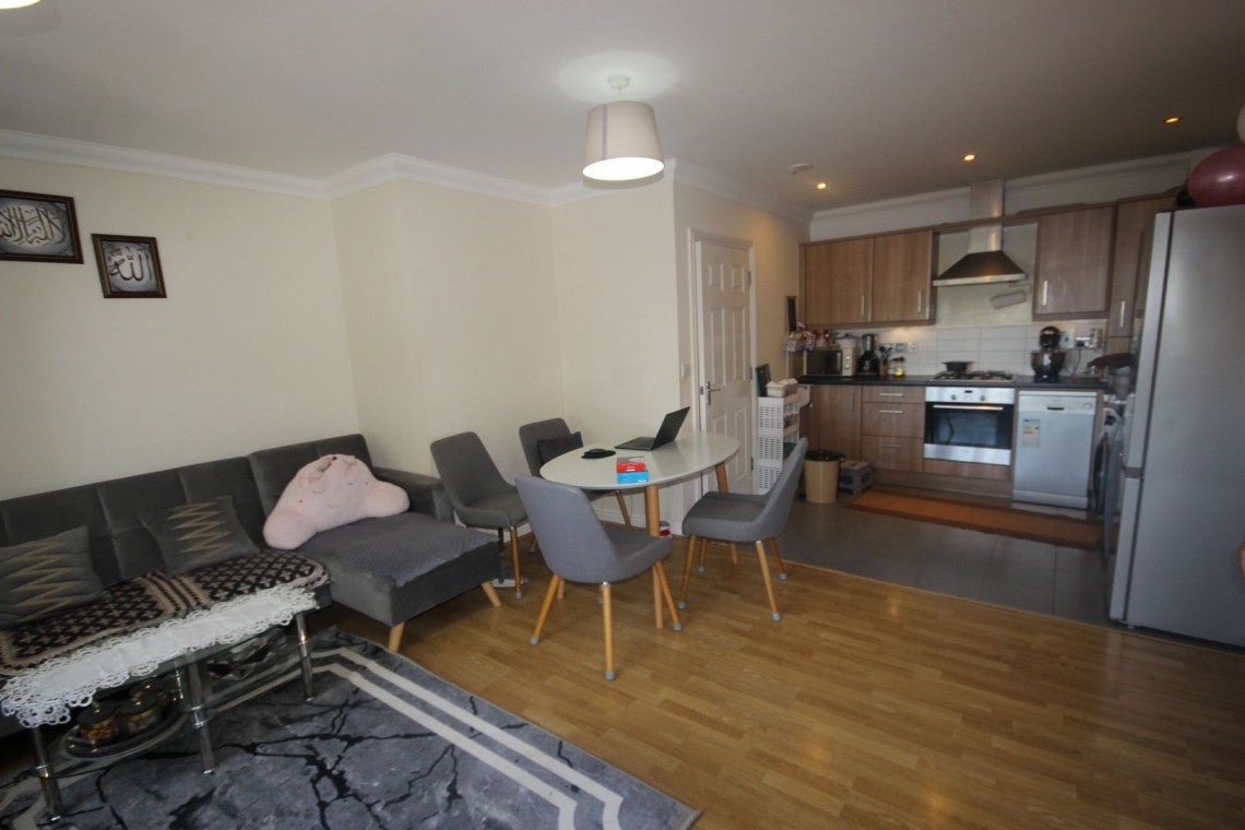 Flat Hayling Close in Slough