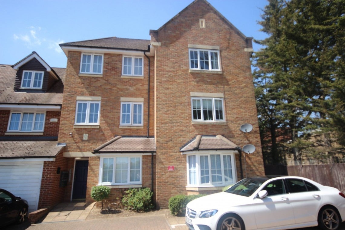 Flat Hayling Close in Slough