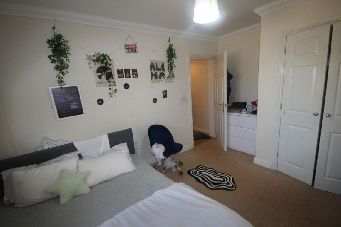 Flat Hayling Close in Slough