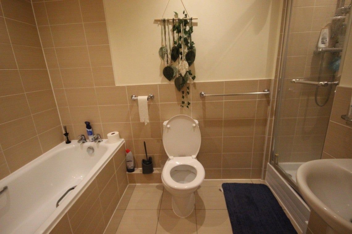 Flat Hayling Close in Slough
