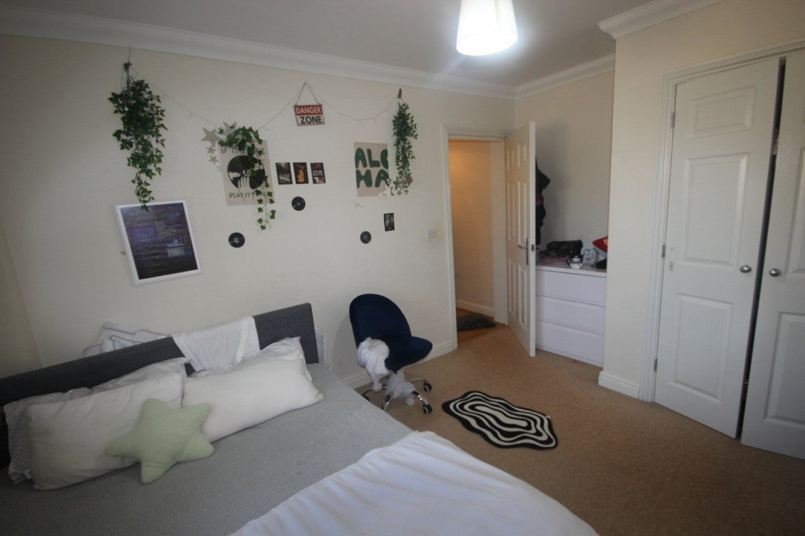 Flat Hayling Close in Slough