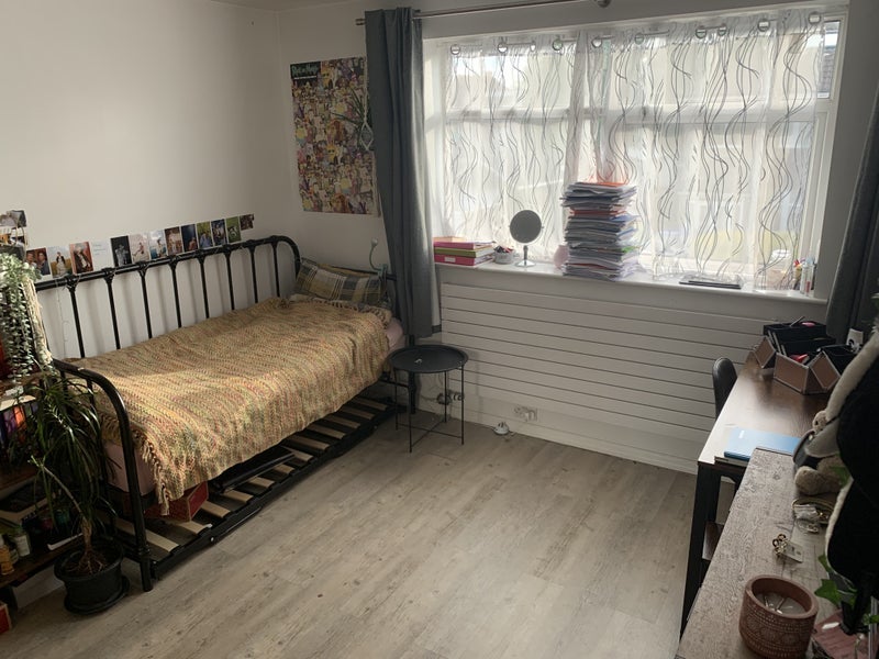 Room Claverham Road in Bristol