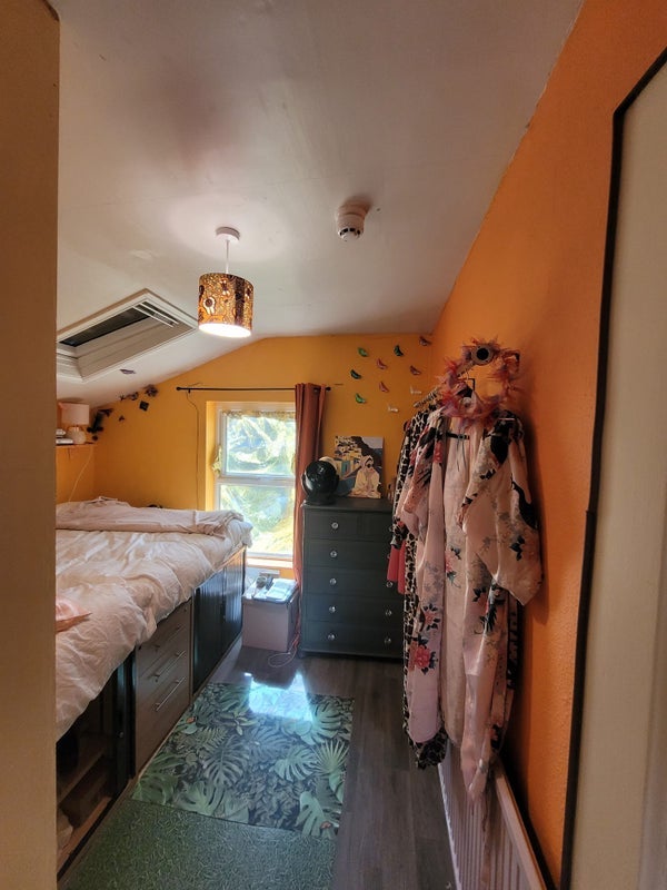 Room Fishponds Road in Bristol