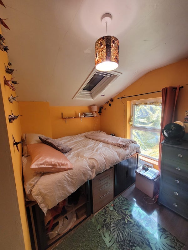 Room Fishponds Road in Bristol