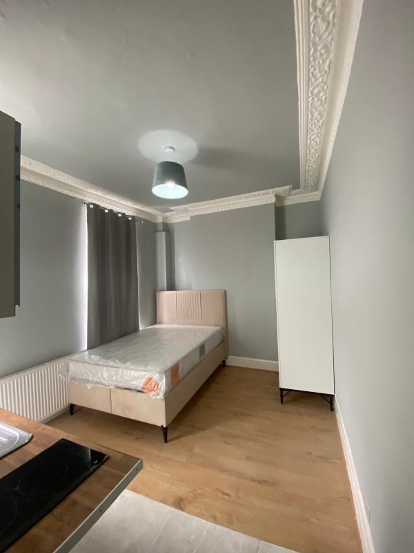 Flat Sigdon Passage in Greater London