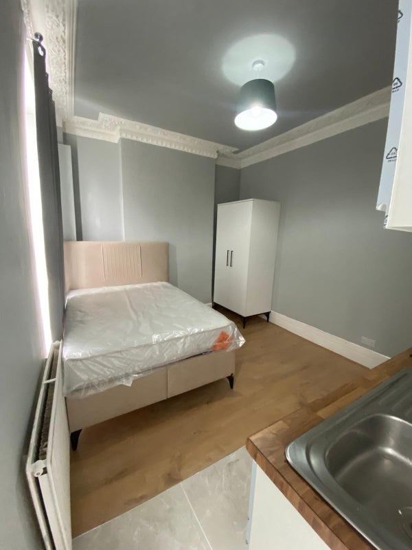 Flat Sigdon Passage in Greater London