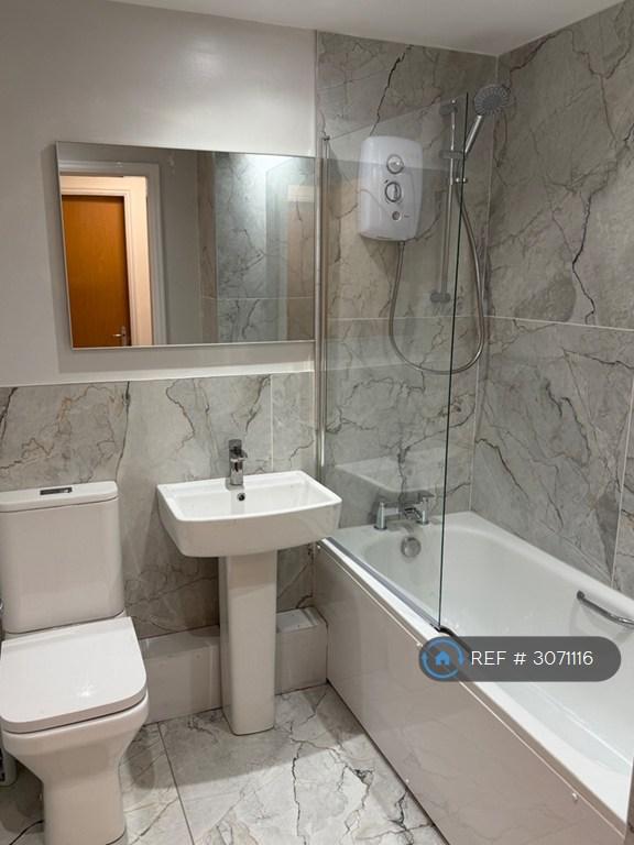 Flat Woodholme Court in Liverpool