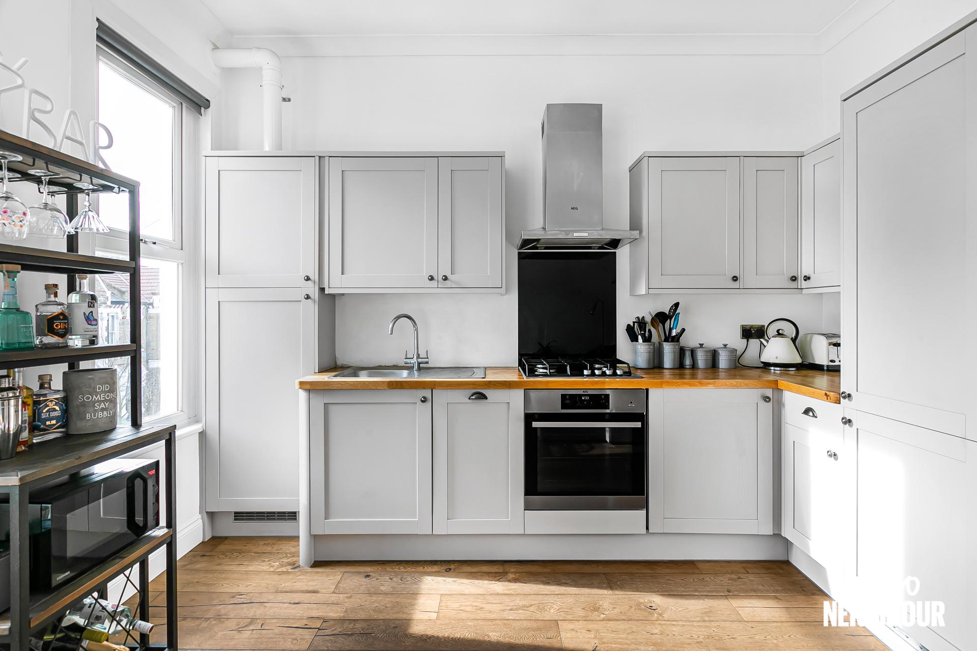 Flat Kingscourt Road in Greater London
