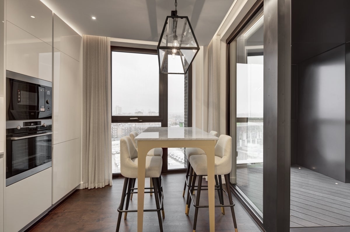 Flat Ponton Road in Greater London