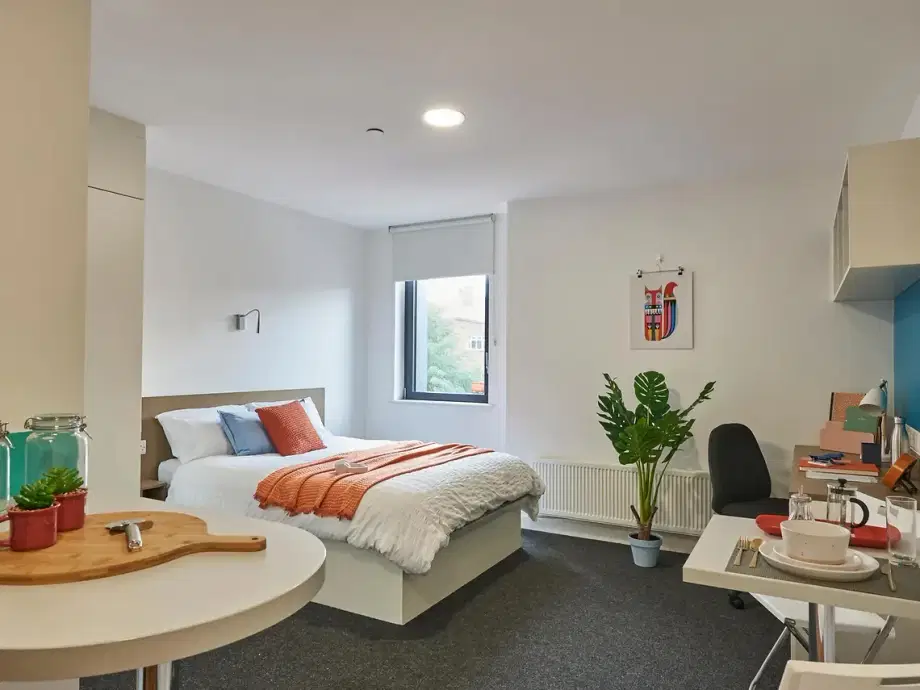Room Empire Way in Greater London