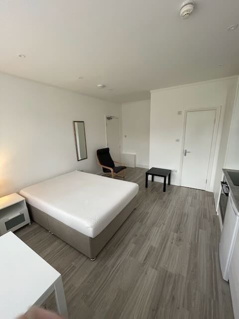 Flat Wycombe Gardens in Greater London