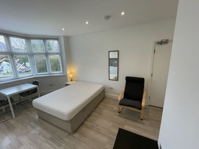 Flat Wycombe Gardens in Greater London
