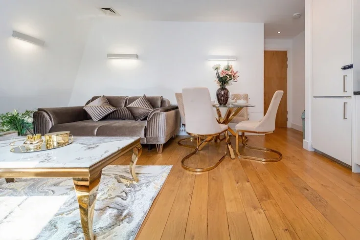Flat Barter Street in Greater London