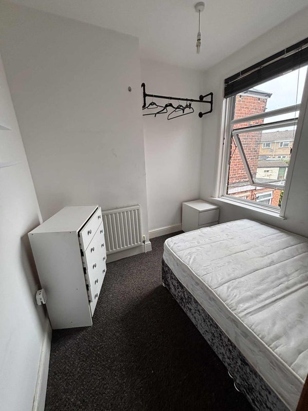 Flat Dronfield Road in North East Derbyshire