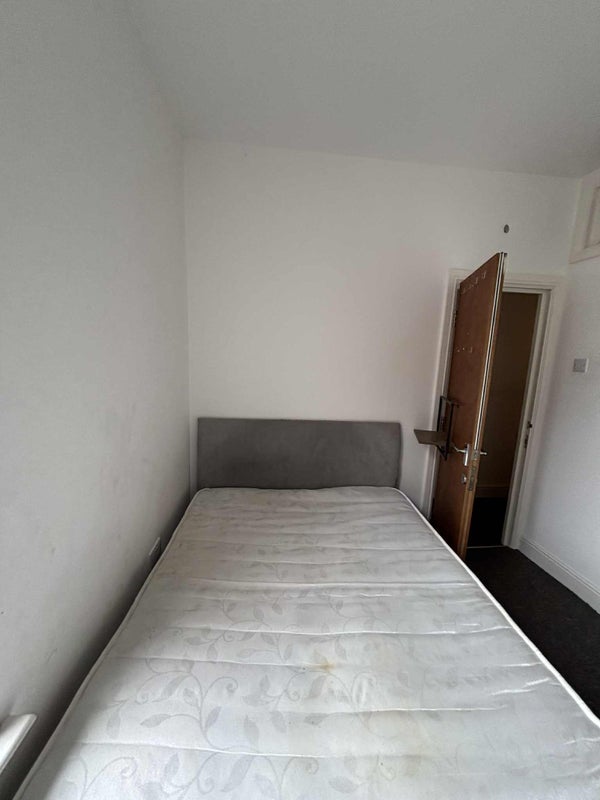 Flat Dronfield Road in North East Derbyshire