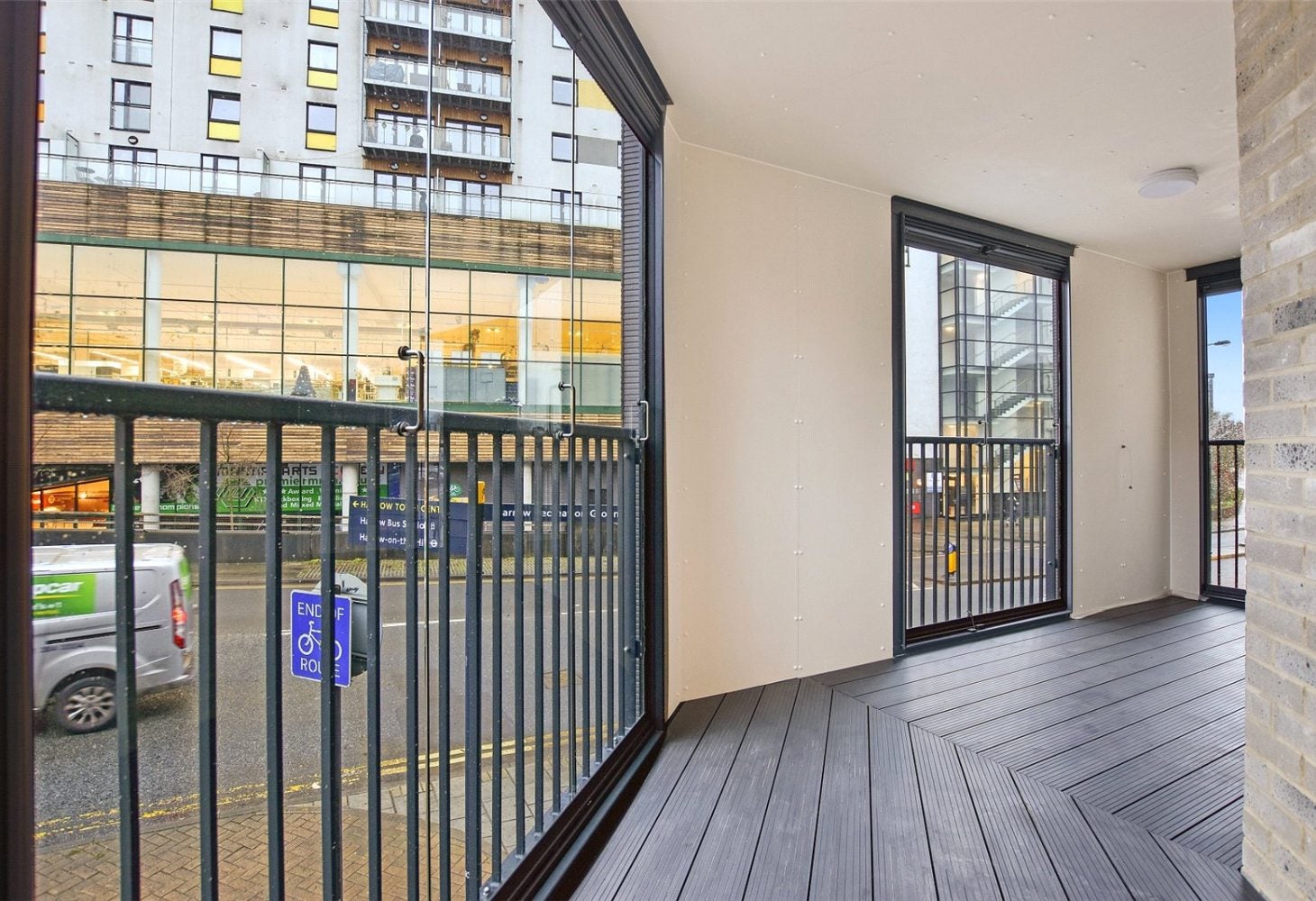 Flat Pinner Road in Greater London