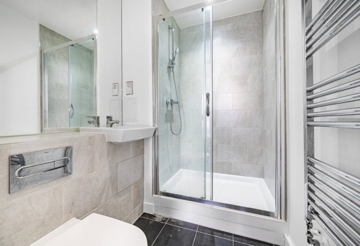 Flat Pinner Road in Greater London