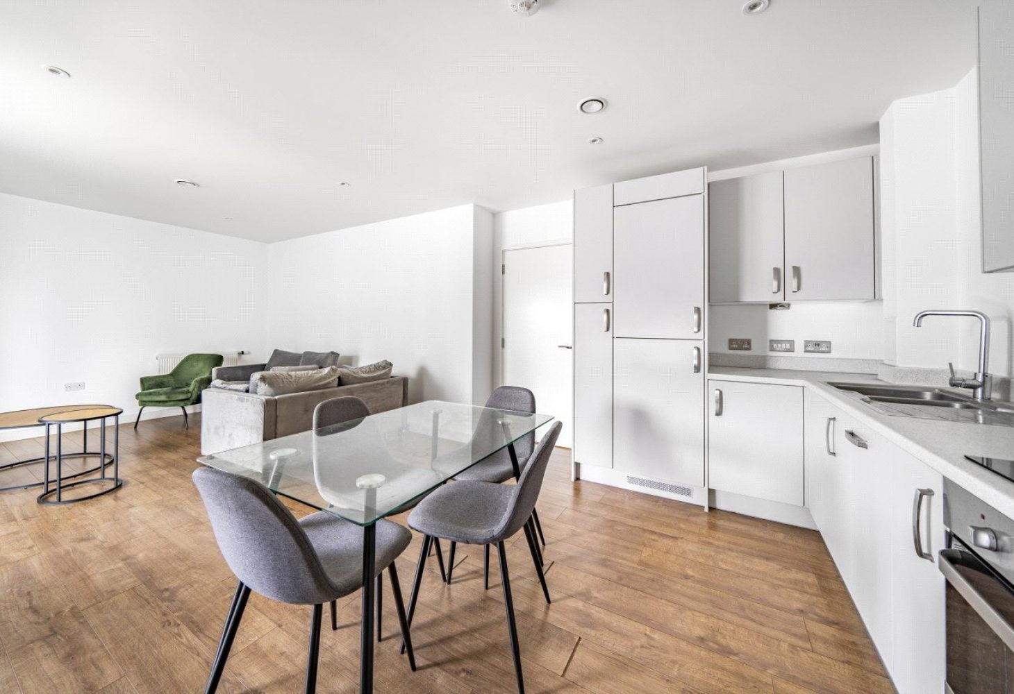 Flat Pinner Road in Greater London