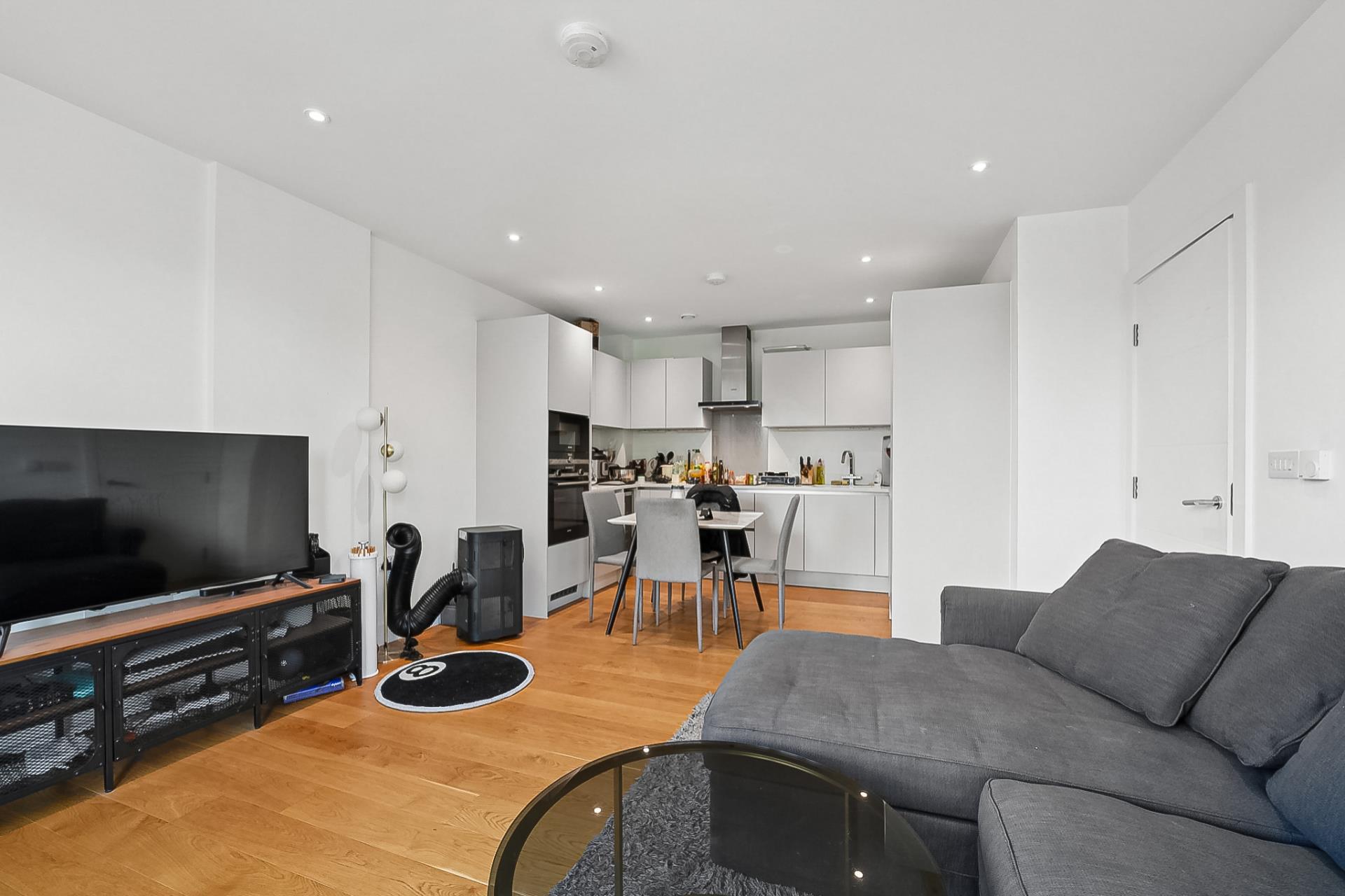 Flat Tollgate Gardens in City of Westminster