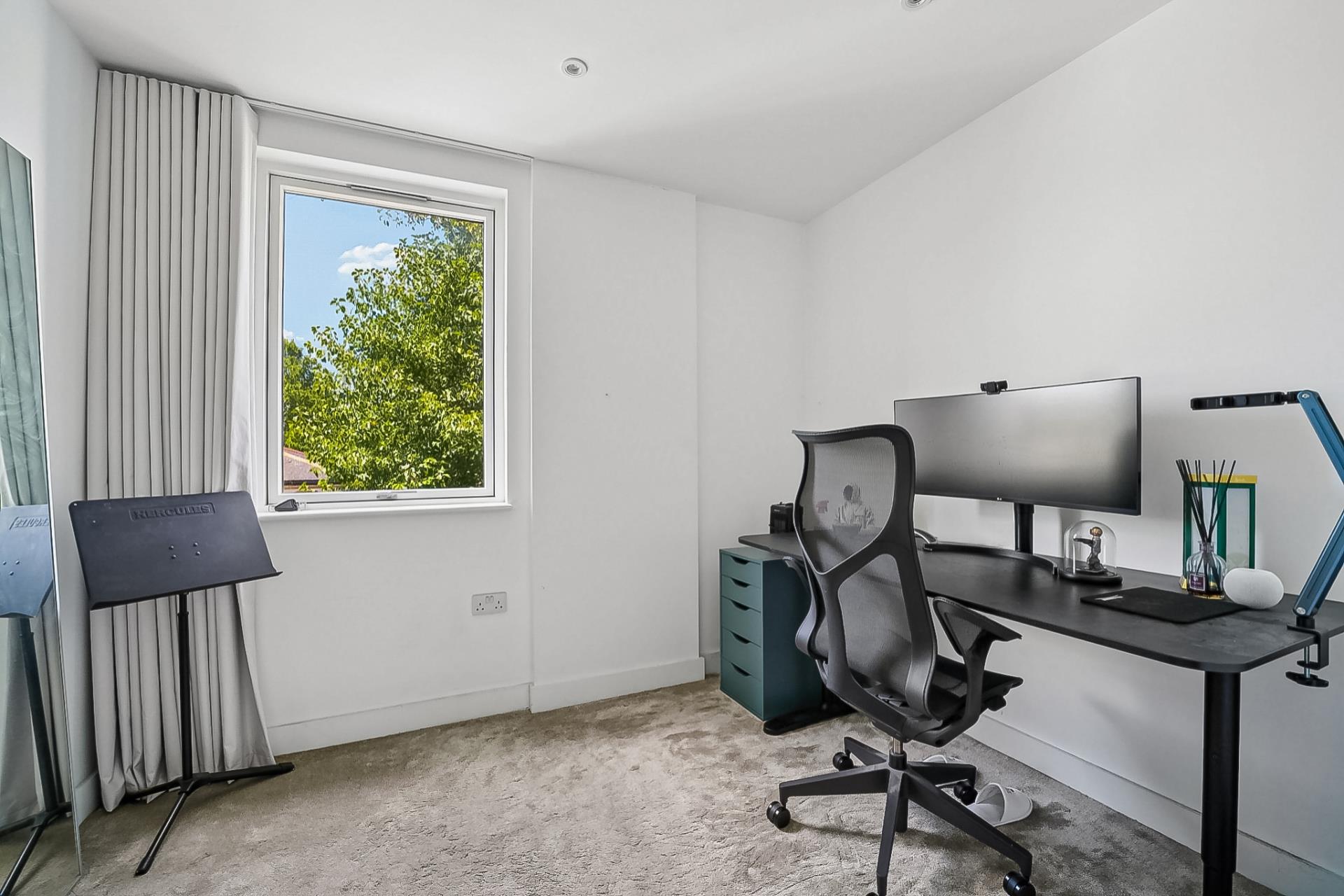 Flat Tollgate Gardens in City of Westminster