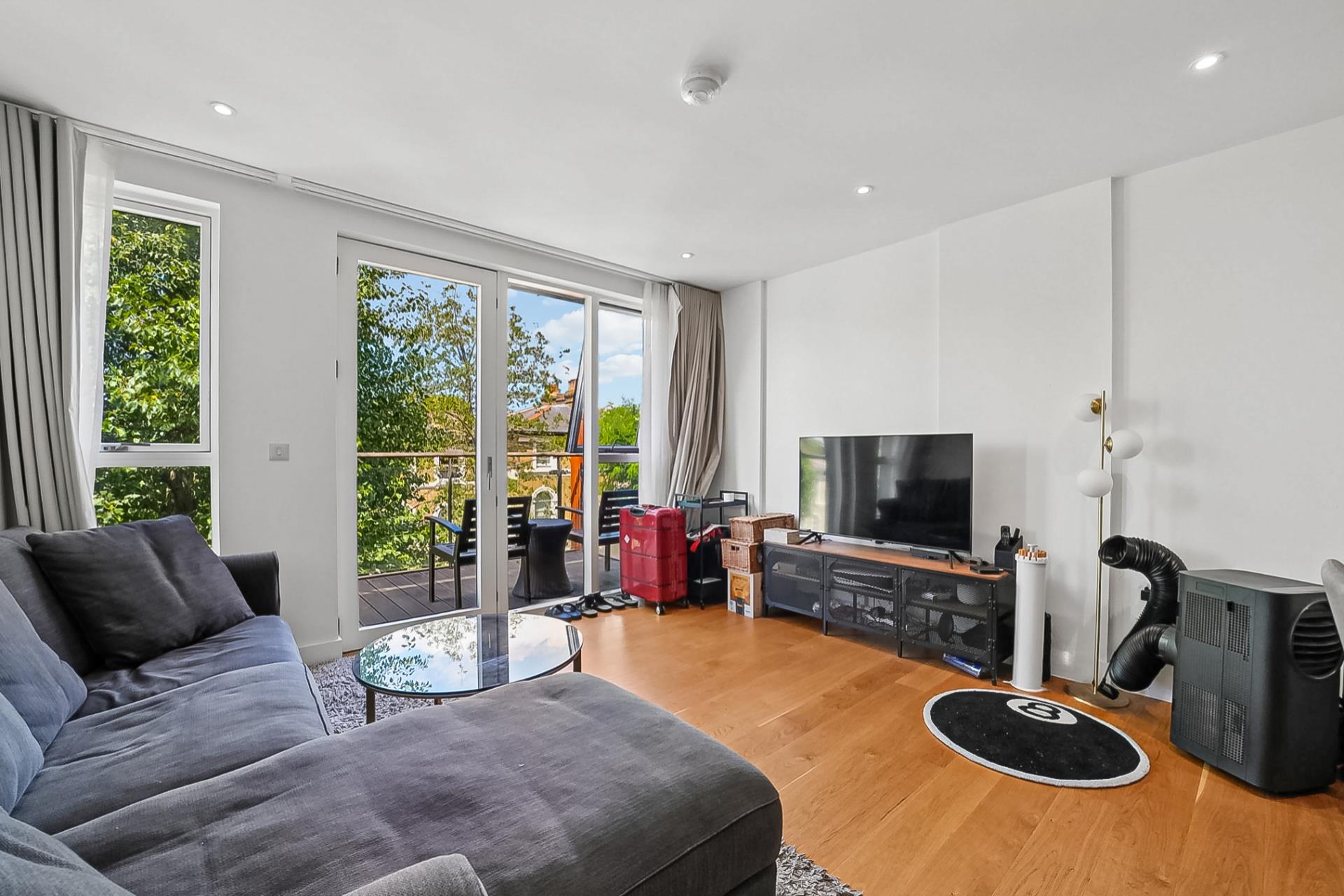 Flat Tollgate Gardens in City of Westminster