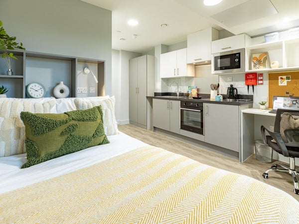 Flat Clifton Rise in London