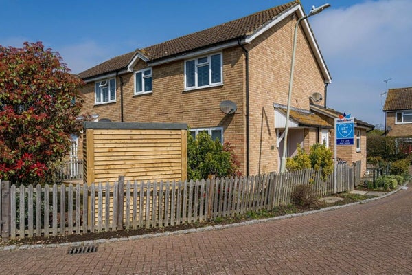Flat Lavender Close in Canterbury