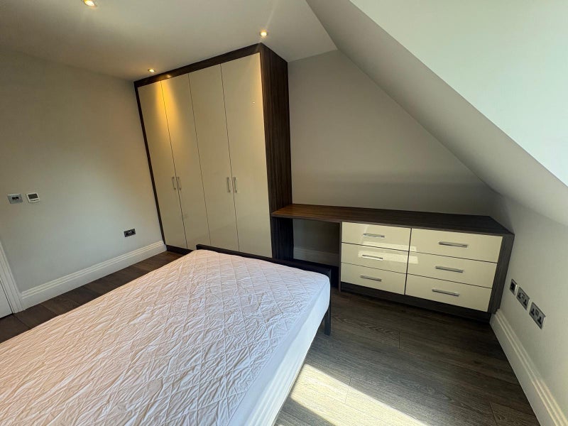 Room Long Lane in Greater London