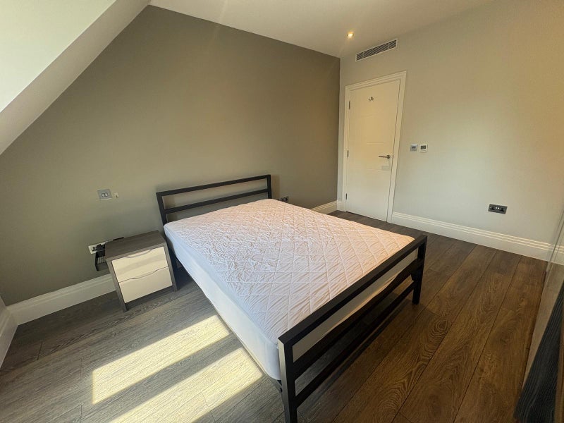 Room Long Lane in Greater London