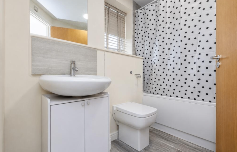 Flat Burley Lodge Terrace in Leeds