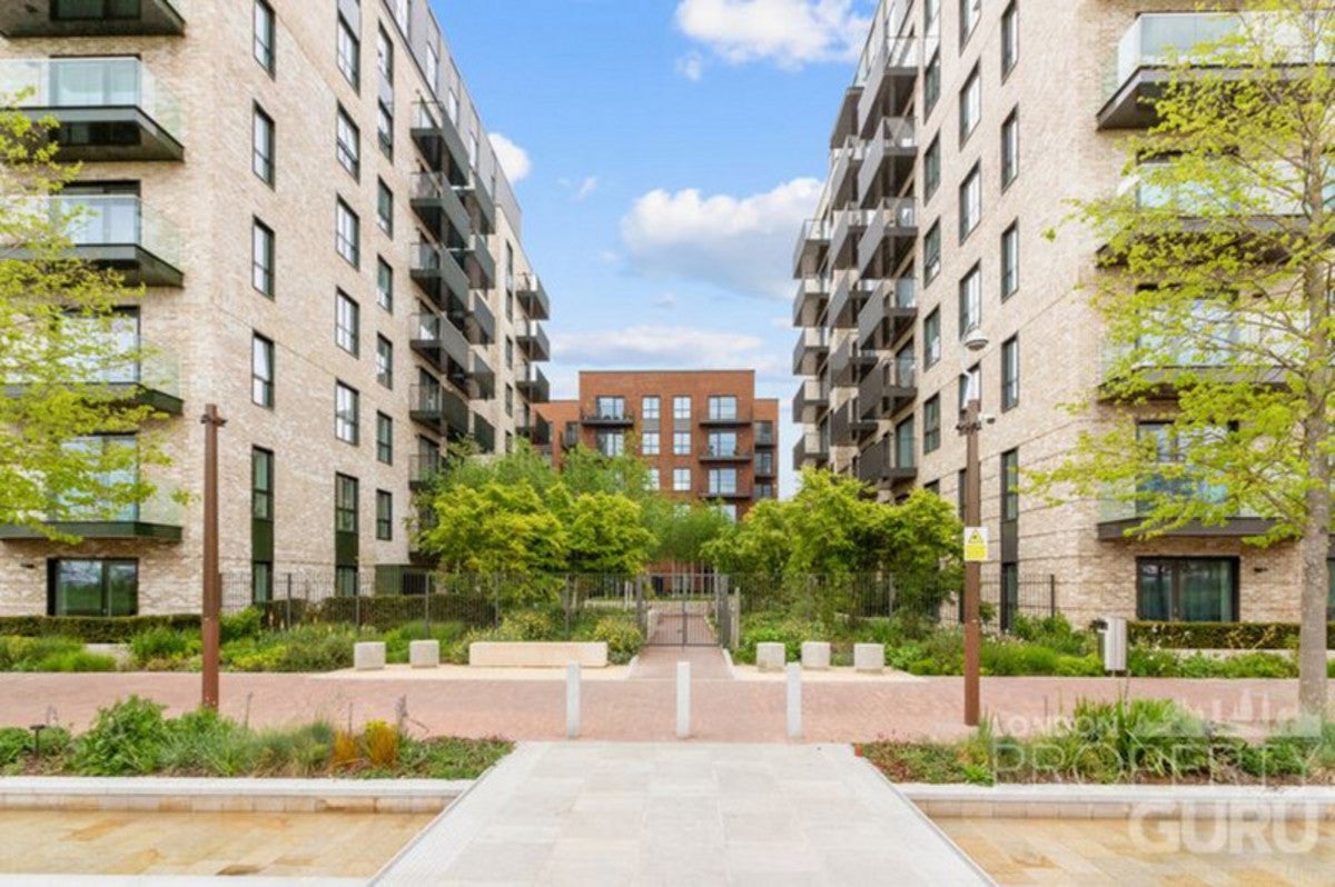 Flat Greenleaf Walk in Greater London