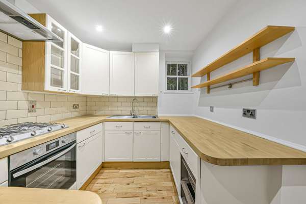 Flat Heath Street in Greater London