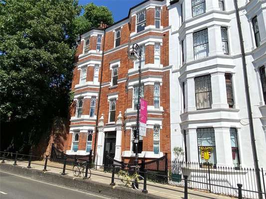 Flat Heath Street in Greater London
