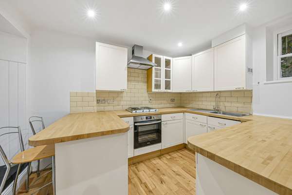 Flat Heath Street in Greater London