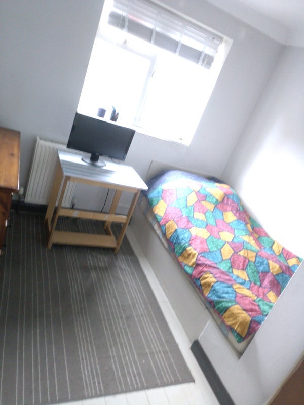 Room Dunedin Road in Greater London