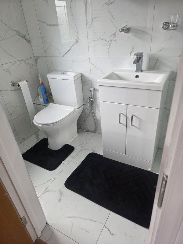 Room Hazlemere Road in Slough