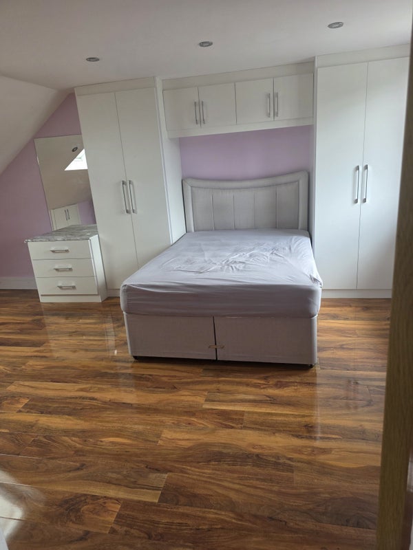 Room Hazlemere Road in Slough