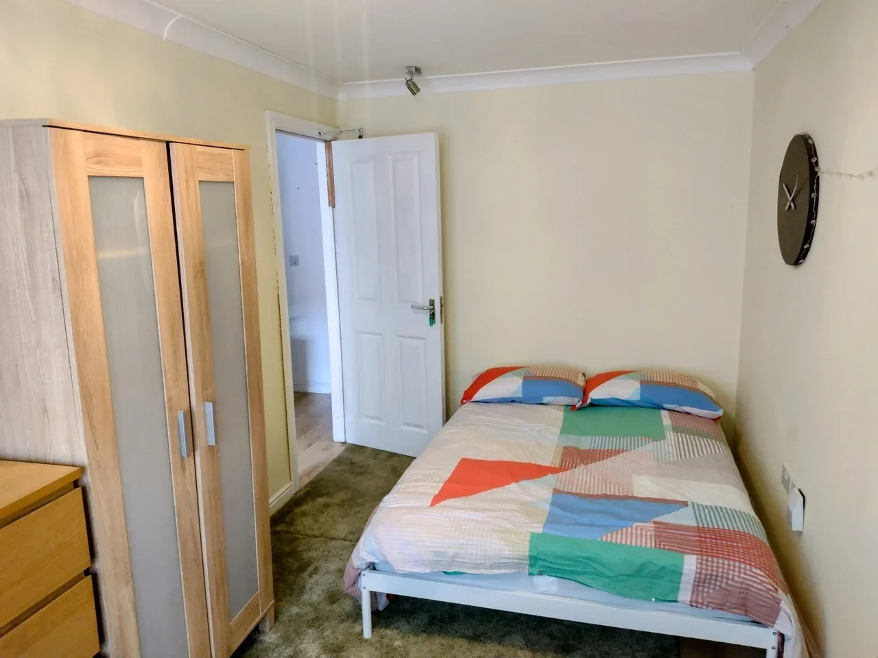 Room Eliza Cook Close in Dartford