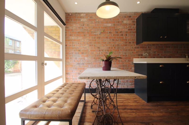 Flat Eagle Mews in Greater London