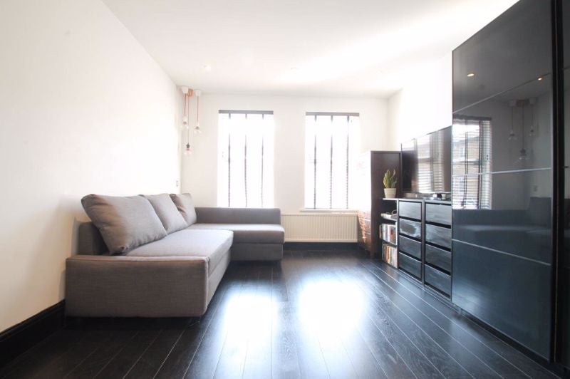 Flat Eagle Mews in Greater London