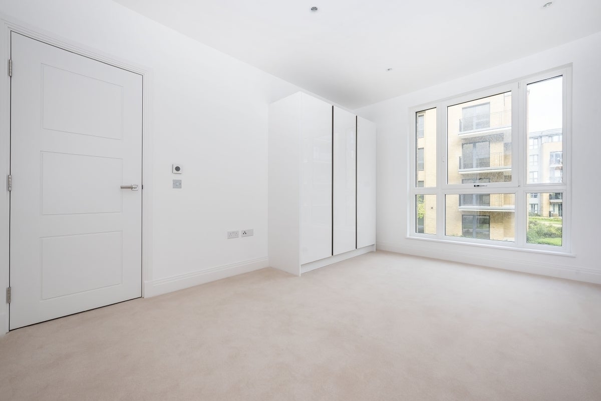 Flat Broom Road in Greater London