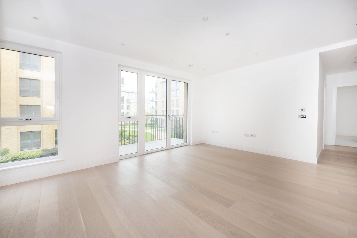 Flat Broom Road in Greater London