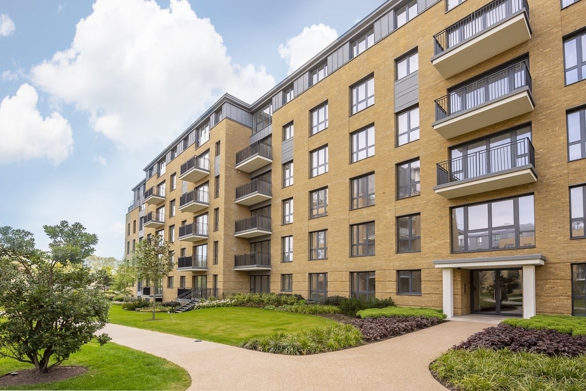Flat Broom Road in Greater London