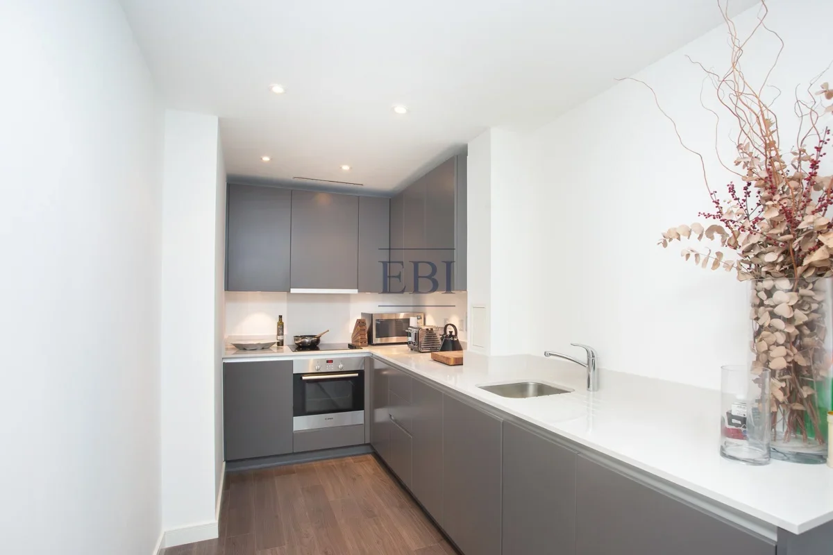 Flat Wellesley Road in Greater London