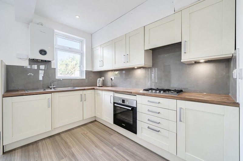 Room Laings Avenue in Greater London