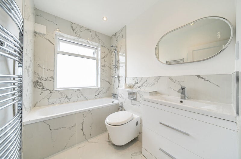Room Laings Avenue in Greater London