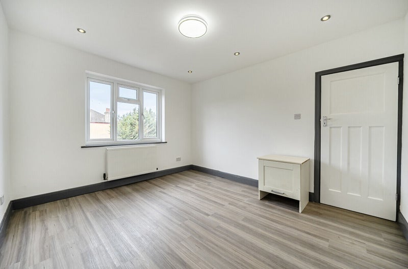 Room Laings Avenue in Greater London